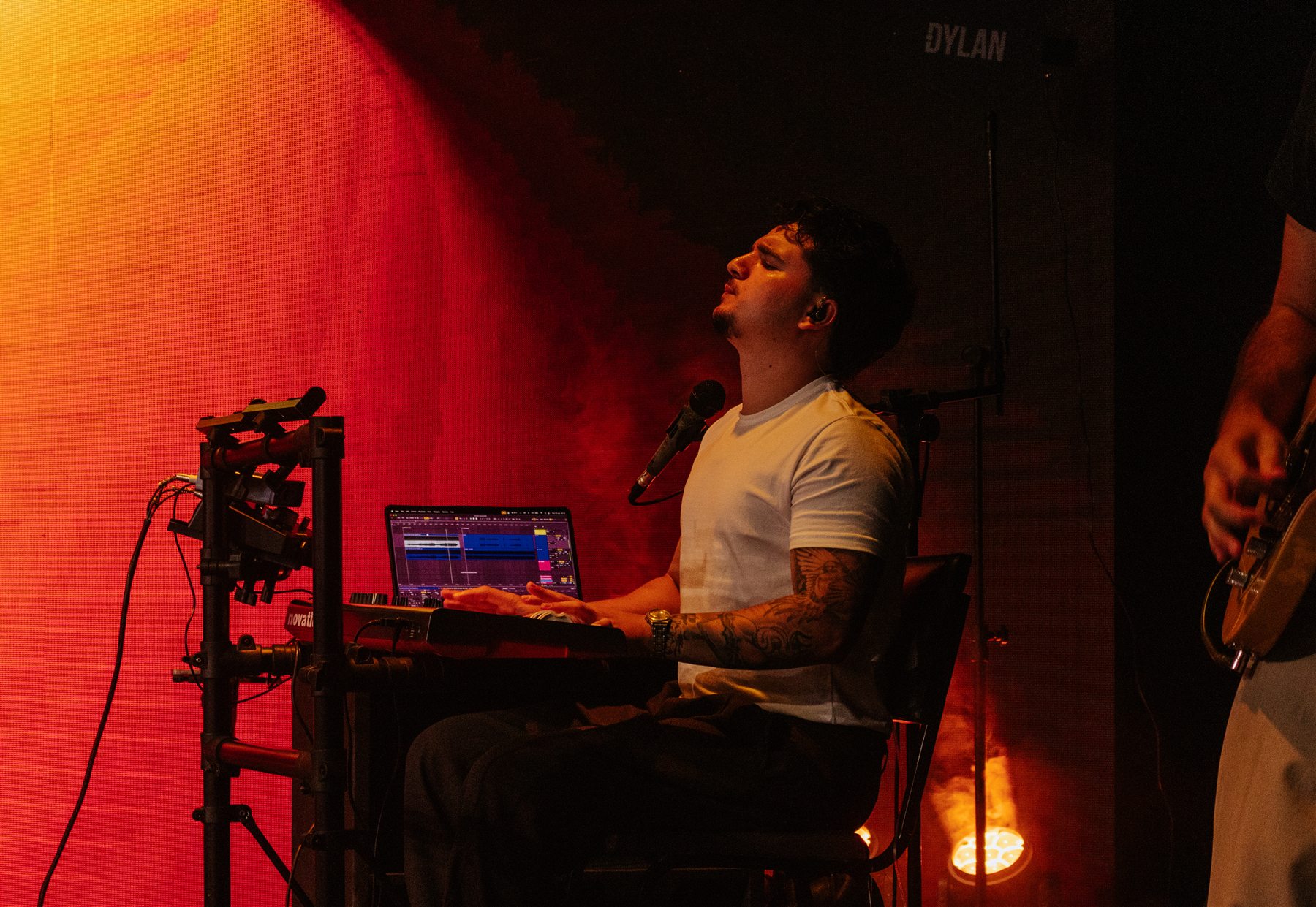 Richard Wilson ao teclado durante o louvor