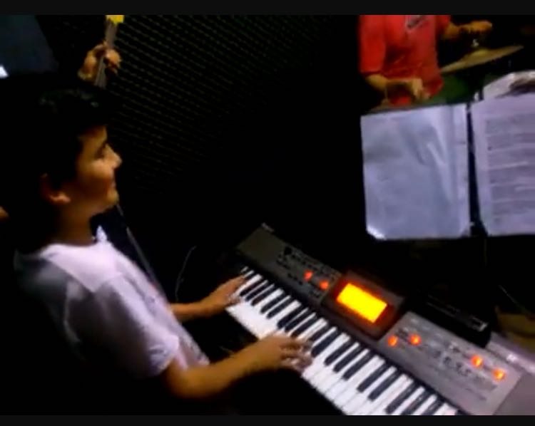 Richard ainda criança ao teclado
